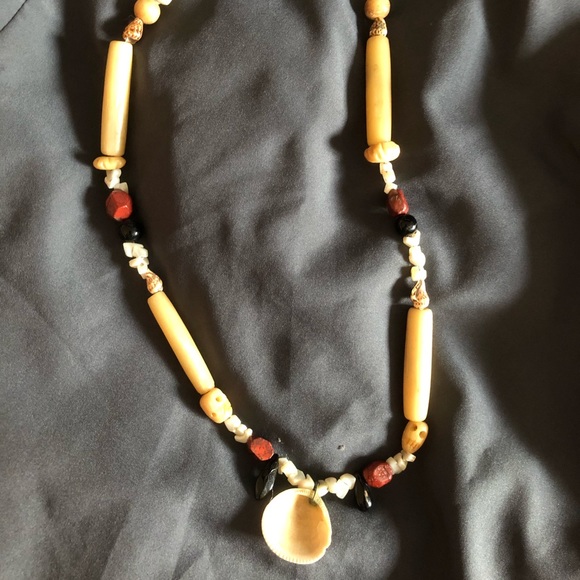 Shell/Bead Necklace - Picture 2 of 7